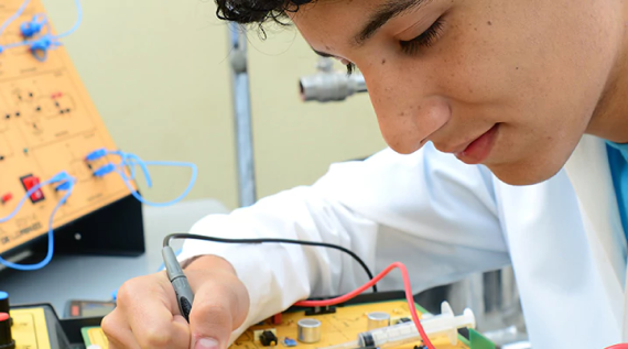 Joven diseñando circuito electrónico