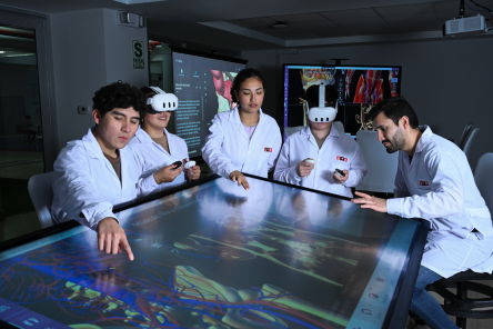 Estudiantes usando Laboratorio de Disección con Realidad Virtual