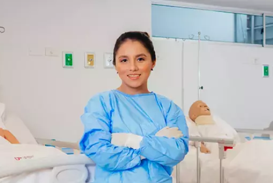 Estudiante de enfermería en simulador de hospital