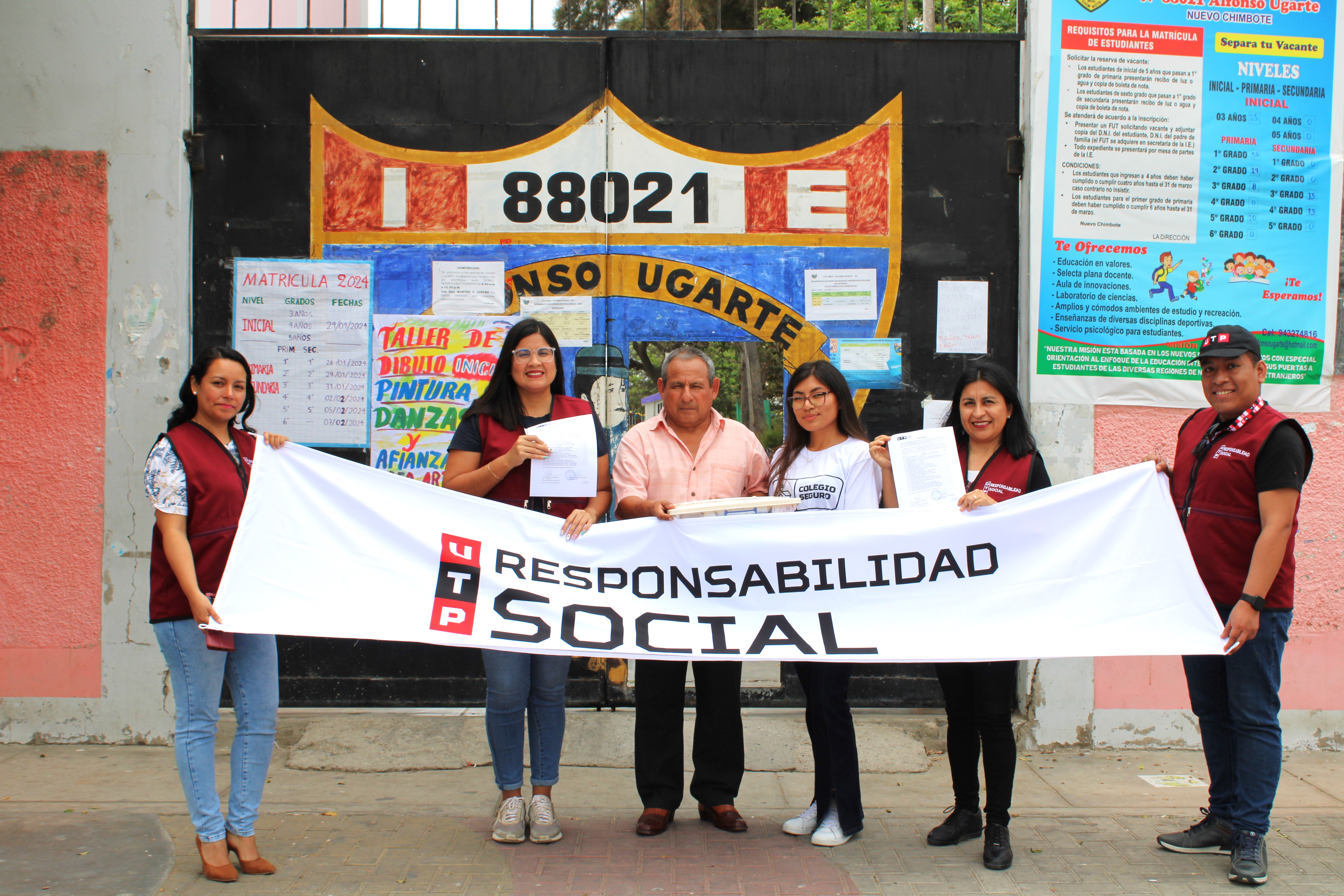 Entrega de Kits de primeros auxilios en IE Alfonso Ugarte - Chimbote